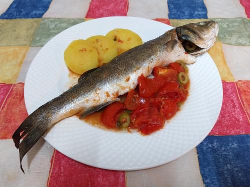 Jak uvařit mořský vlk na rajčatech a bílém pepři? Snadné recept, připravený za 30 - 45 minut